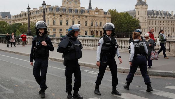 French police secure  the area in front of the Paris Police headquarters in Paris , France, October 3, 2019 - Sputnik International