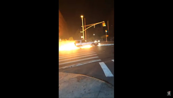 Motorcycle Meets Fiery End After Getting Stuck Under Truck - Sputnik International