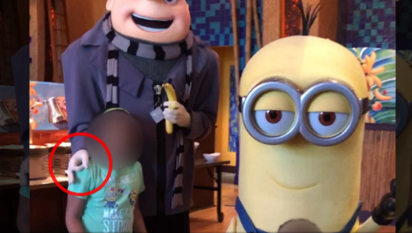 US Theme Park Actor Fired for Flashing ‘OK’ Gesture in Photo With Kids - Sputnik International