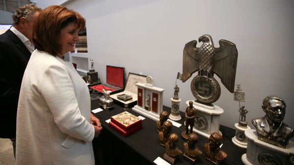 Argentine Security Minister Patricia Bullrich looks at Nazi artefacts before a news conference at the Holocaust museum in Buenos Aires, Argentina October 2, 2019. REUTERS/Agustin Marcarian - Sputnik International