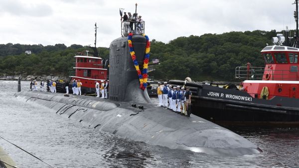 Sailors stand topside aboard the Virginia-class fast-attack submarine USS California (SSN 781), as their friends and families await their arrival at Naval Submarine Base New London in Groton, Conn. - Sputnik International