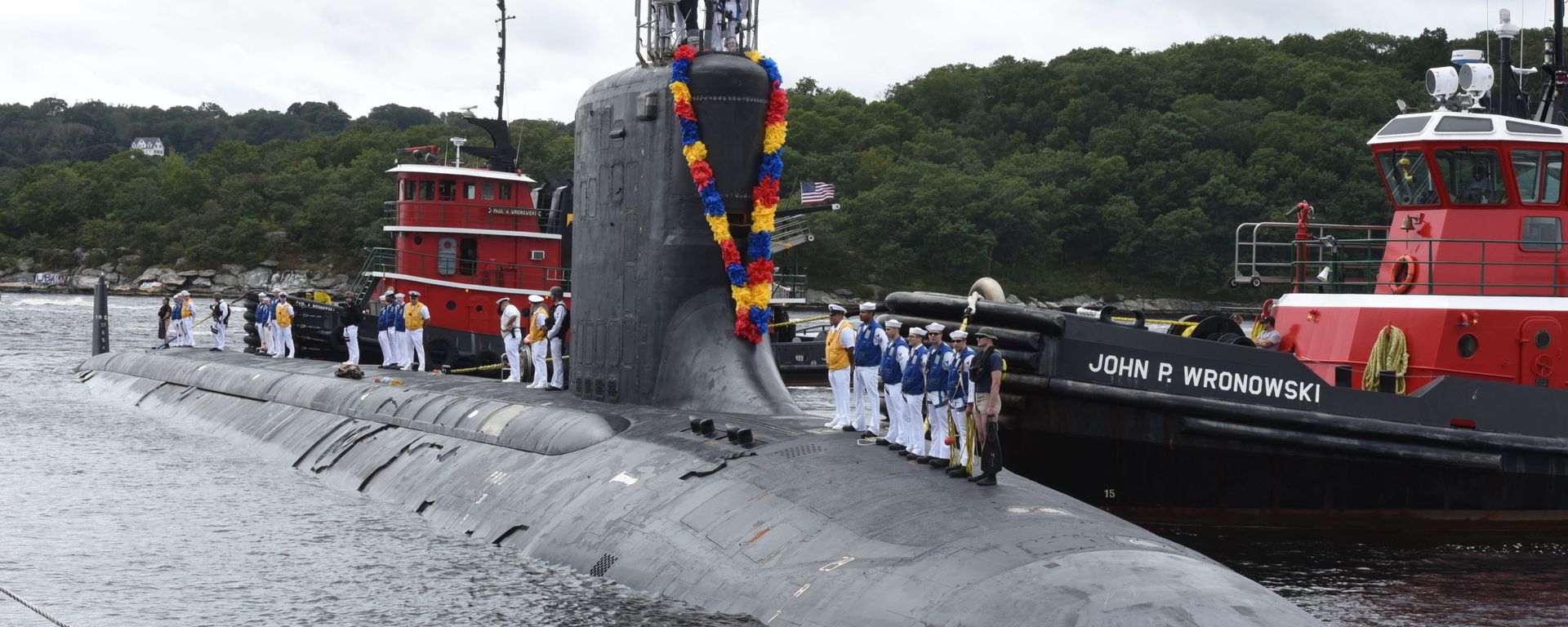 Sailors stand topside aboard the Virginia-class fast-attack submarine USS California (SSN 781), as their friends and families await their arrival at Naval Submarine Base New London in Groton, Conn. - Sputnik International, 1920, 06.08.2022
