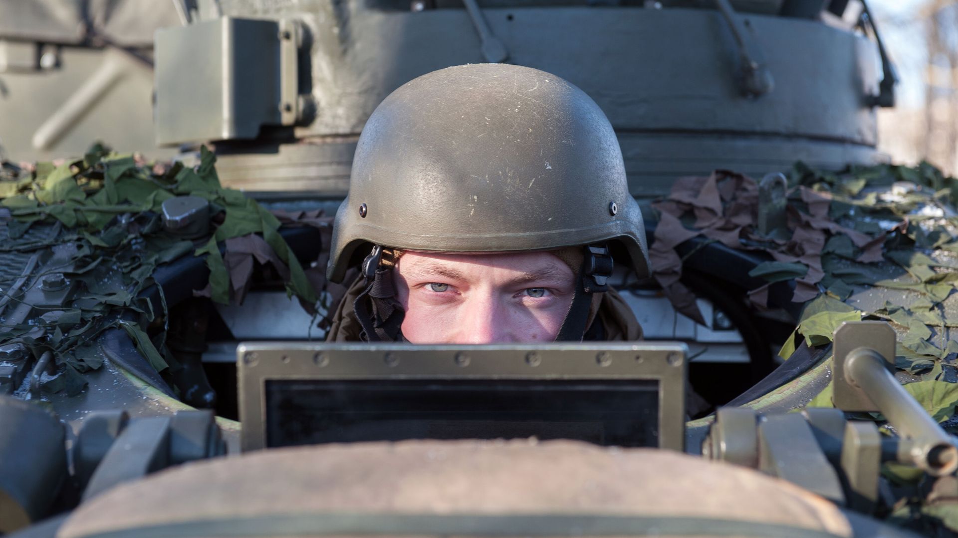 A soldier looking out of the British armed reconnaissance vehicle FV107 SCIMITAR during a NATO demonstration of military vehicles and weapons in Latvia. A soldier looking out of the British armed reconnaissance vehicle FV107 SCIMITAR during a NATO demonstration of military vehicles and weapons in Latvia. - Sputnik International, 1920, 20.02.2021