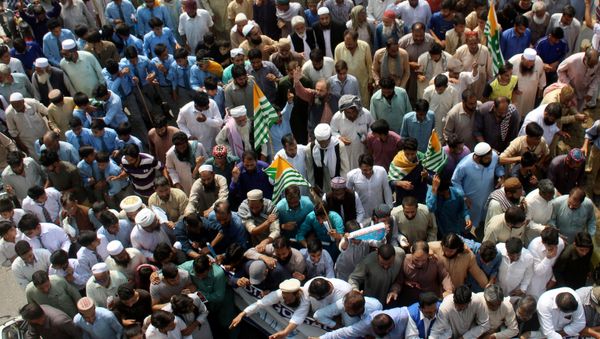 People carry flags and chant slogans as they march towards UN office during a rally to express solidarity with the people of Kashmir, in Muzaffarabad, Pakistan, - Sputnik International