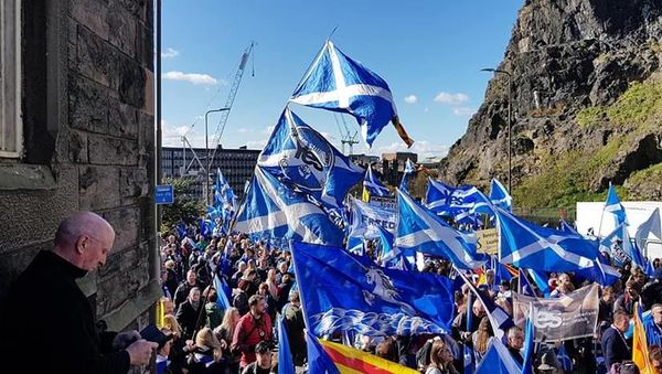 A crowd marches through the streets of Edinburgh on Saturday in support of Scottish independence. - Sputnik International