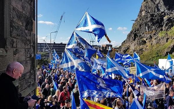 A crowd marches through the streets of Edinburgh on Saturday in support of Scottish independence. - Sputnik International