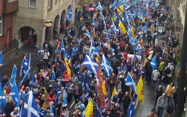 A crowd marches through the streets of Edinburgh on Saturday in support of Scottish independence. - Sputnik International