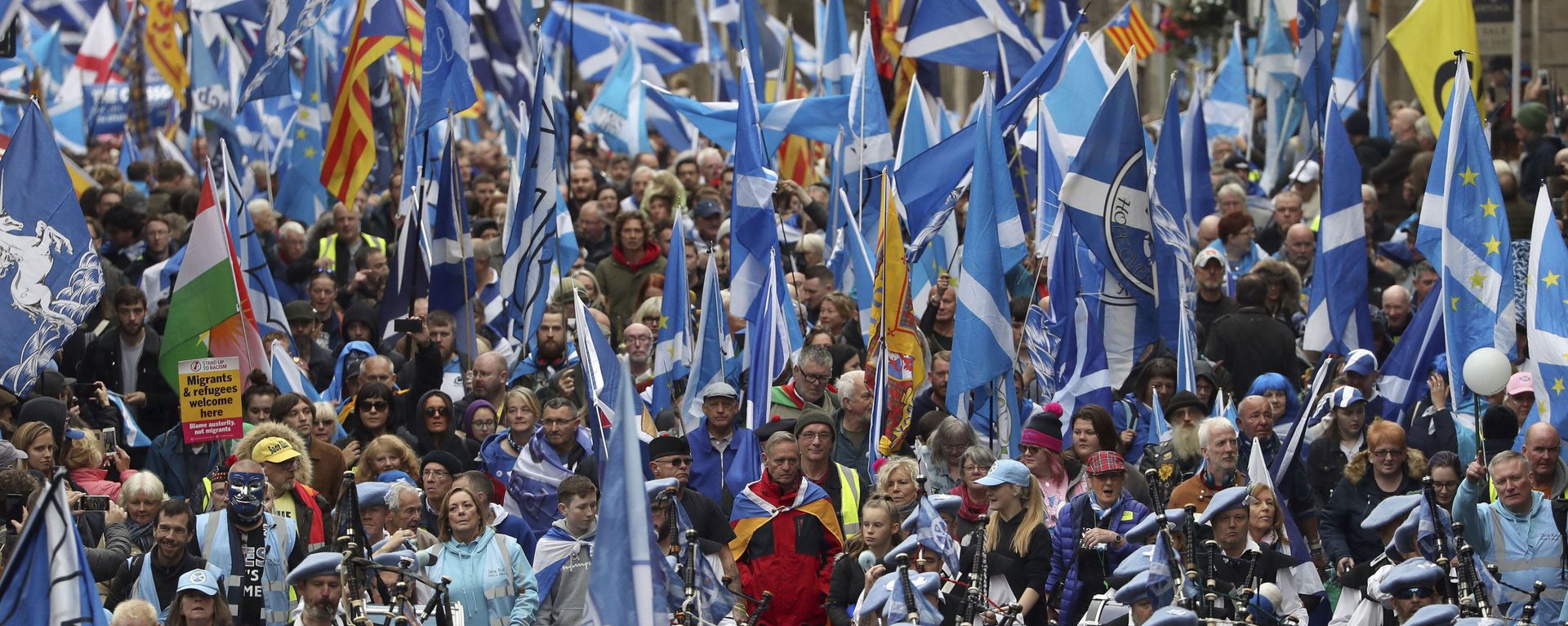 Scottish independence supporters march through Edinburgh, Scotland, Saturday Oct. 5, 2019. Scottish independence supporters march through Edinburgh, Scotland, Saturday Oct. 5, 2019. - Sputnik International, 1920, 03.02.2021