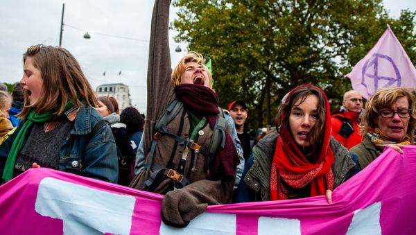 Protesters block a bridge to mark the beginning of the Extinction Rebellion protests in Amsterdam, on October 7, 2019 Protesters block a bridge to mark the beginning of the Extinction Rebellion protests in Amsterdam, on October 7, 2019 - Sputnik International