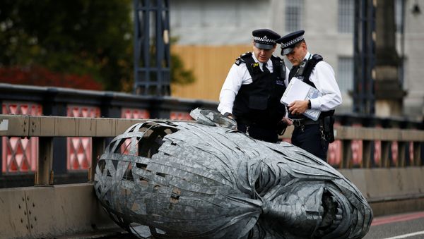 Police officers look at a sculpture made by activists at Lambeth Bridge during the Extinction Rebellion protest in London, Britain October 7, 2019 Police officers look at a sculpture made by activists at Lambeth Bridge during the Extinction Rebellion protest in London, Britain October 7, 2019 - Sputnik International