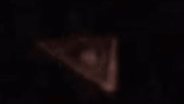 Texas woman spots a perfect red triangle craft hovering in dark sky - Sputnik International