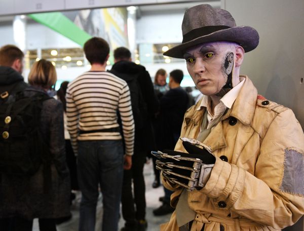 Visitors and a cosplayer during the IgroMir 2019 exhibition and the Comic Con Russia 2019 festival in Moscow - Sputnik International