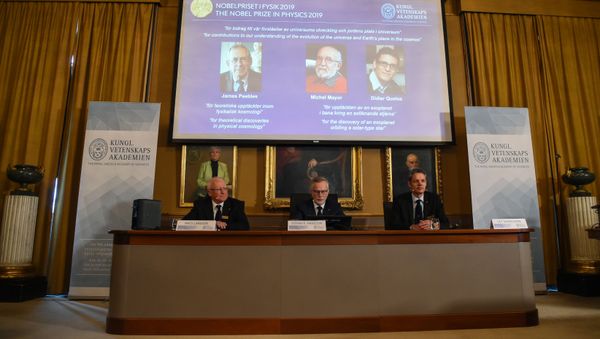 Members of the Nobel Committee for Physics (Bottom L-R) Chair of the Nobel Committee Mats Larsson, Secretary General of the Academy Goran K Hansson, and Ulf Danielsson sit in front of a screen displaying the names of the winners of the 2019 Nobel Prize in Physics (Up L-R) Canadian-American James Peebles, Swiss scientists Michel Mayor and Didier Queloz, at the Royal Swedish Academy of Sciences on October 8, 2019 in Stockholm - Sputnik International
