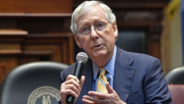 Senate Majority Leader Mitch McConnell, R-Ky., right, and former White House counsel Donald McGahn address the Kentucky chapters conference of The Federalist Society at the Kentucky State Capitol in Frankfort, Ky., Monday, Oct. 7, 2019 - Sputnik International