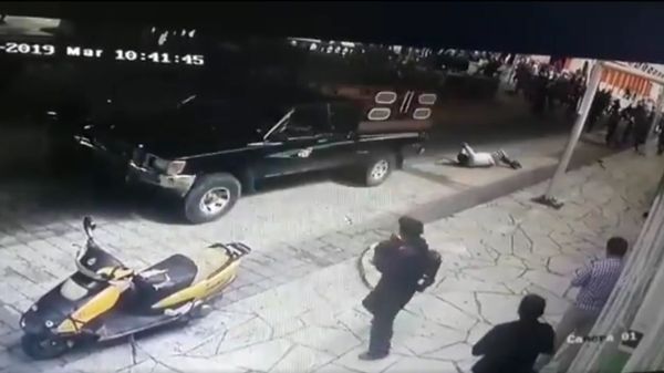 In Mexico, disgruntled residents tied the mayor to a pickup truck and dragged around the city In Mexico, disgruntled residents tied the mayor to a pickup truck and dragged around the city - Sputnik International