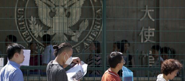 Visa applicants wait to enter the U.S. Embassy in Beijing, China, Thursday, July 26, 2018 - Sputnik International
