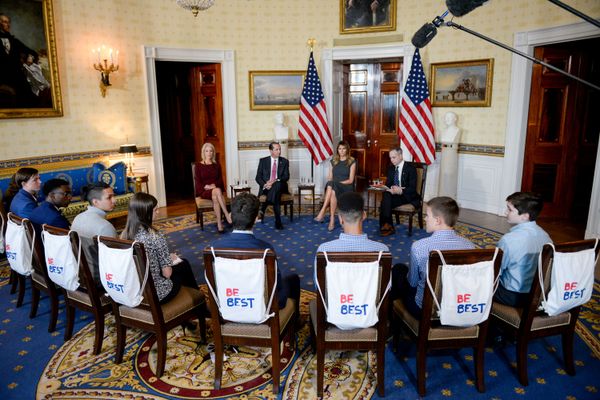 Melania Trump Meets Teenagers in ‘Listening Session’ on Vaping, Urges ‘Proactive Efforts’ on Issue  - Sputnik International
