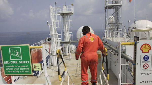 An unidentified Shell worker aboard the Bonga offshore oil vessel off the coast of Nigeria, file photo. An unidentified Shell worker aboard the Bonga offshore oil vessel off the coast of Nigeria, file photo. - Sputnik International