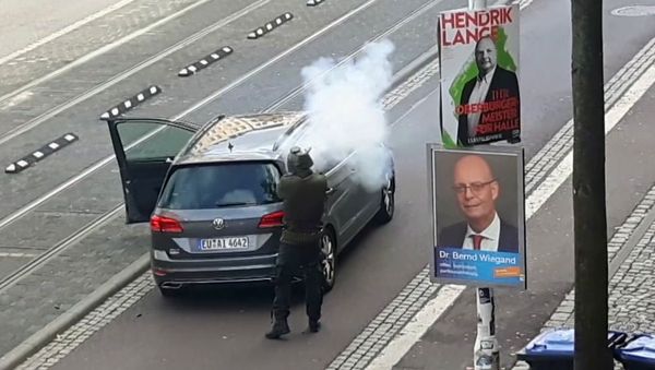 Man shoots from long-barrelled gun, in Halle, Germany, Wednesday Oct. 9, 2019 - Sputnik International