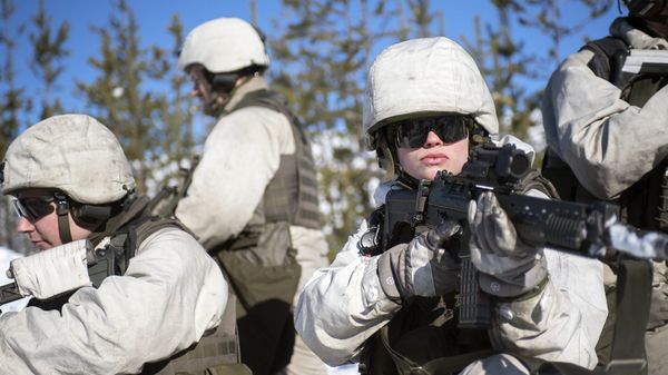 Swedish troops prepare to conduct a perimiter patrol during Exercise Winter Sun in Boden, Sweden on 15th March 2018 - Sputnik International