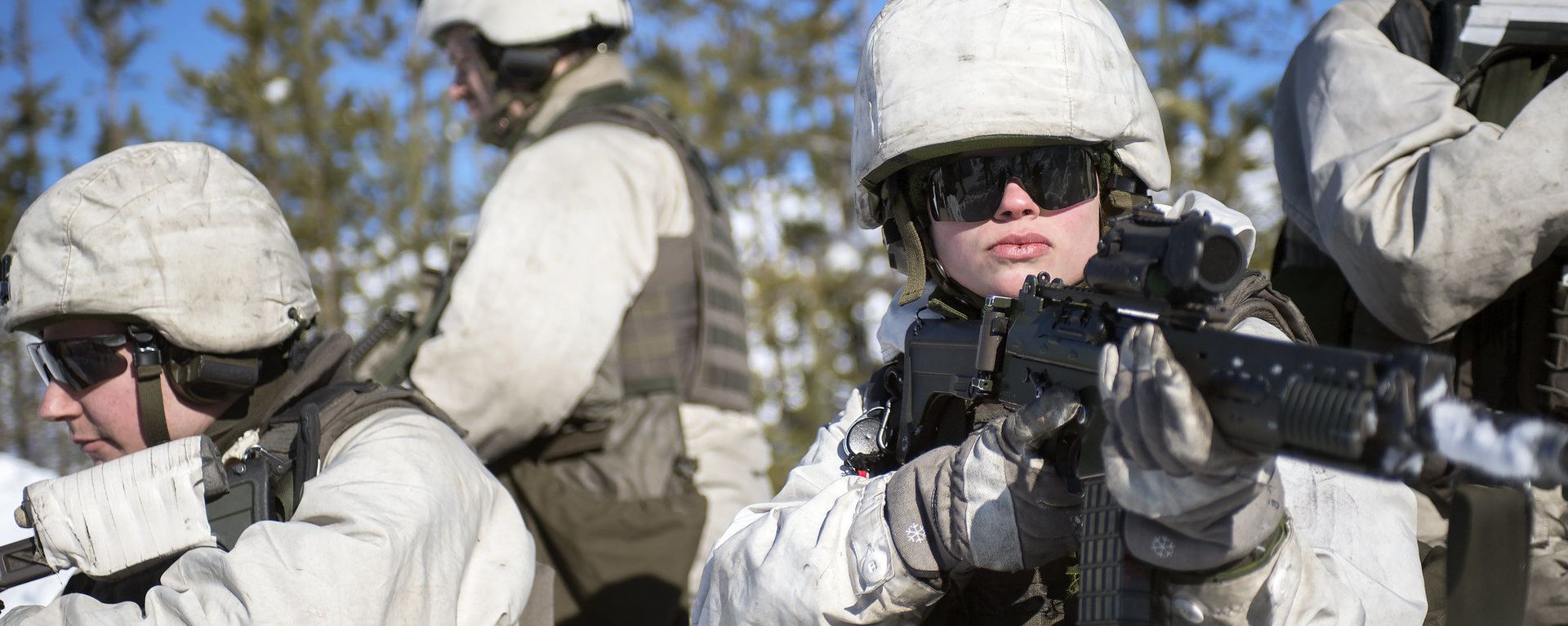 Swedish troops prepare to conduct a perimiter patrol during Exercise Winter Sun in Boden, Sweden on 15th March 2018 - Sputnik International, 1920, 22.04.2022