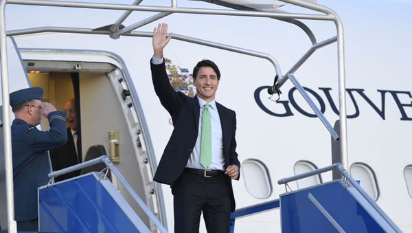 Canadian Prime Minister Justin Trudeau waves as he arrives in Biarritz, south-west France on August 23, 2019, on the eve of the annual G7 Summit - Sputnik International