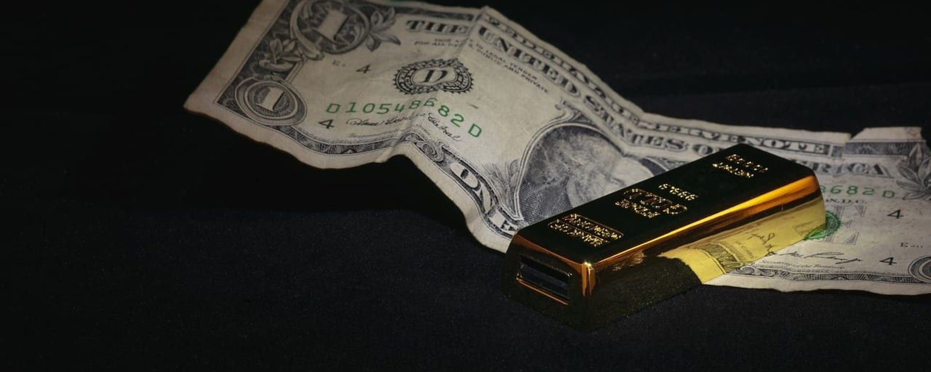 Dollar  and gold ingot  - Sputnik International, 1920, 11.04.2025