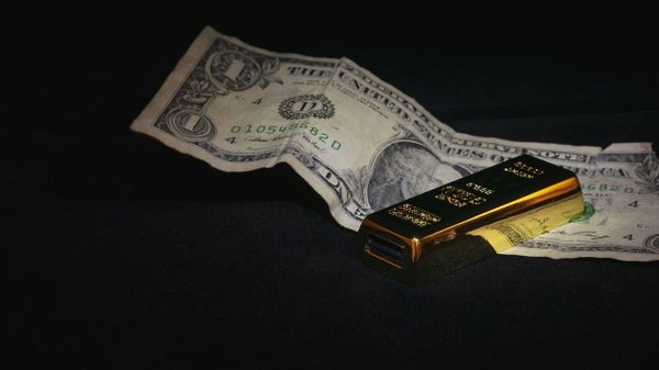 Dollar  and gold ingot  - Sputnik International