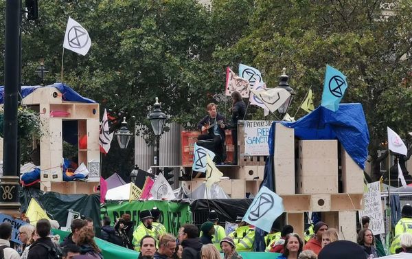 A musician performs on a platform during a major Extinction Rebellion rally at Trafalgar Square, London - Sputnik International