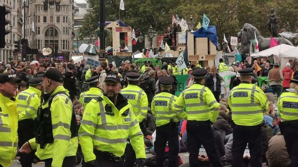 Police form a cordon around Extinction Rebellion protestors blocking roads around Trafalgar Square on Friday, 11 October 2019 - Sputnik International