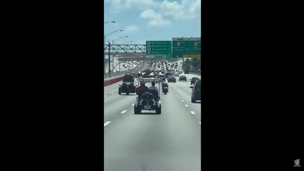 US Golfers Turn Heads After Sneaking Cart Onto Highway - Sputnik International