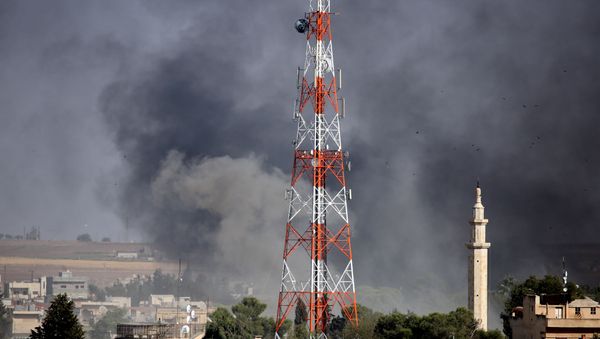 Fire engulfs border between Turkey and Syria amid battles between the Turkish Armed Forces and militants in the city of Ras al-Ayn. 12 October 2019 - Sputnik International