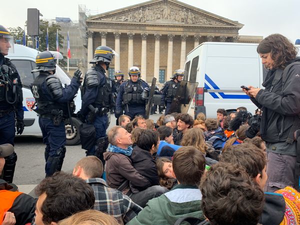 Extinction Rebellion Protesters Occupy Streets at National Assembly in Paris - Photos, Video - Sputnik International