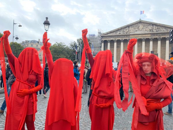 Extinction Rebellion Protesters Occupy Streets at National Assembly in Paris - Photos, Video - Sputnik International