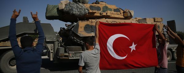 Local residents applaud as a convoy of Turkish forces trucks transporting tanks is driven in Sanliurfa province, southeastern Turkey, at the border with Syria - Sputnik International