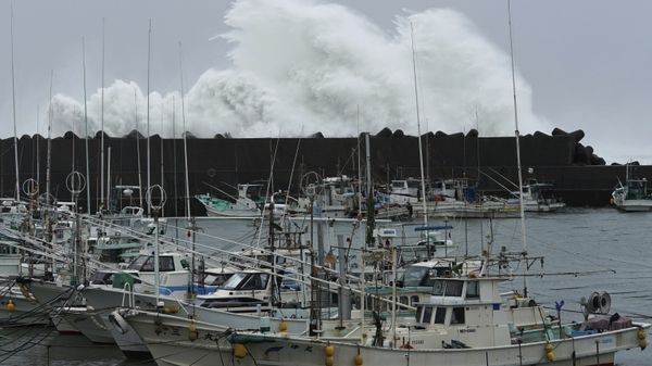 Surging waves hit against the breakwater behind fishing boats as Typhoon Hagibis approaches at a port in town of Kiho, Mie prefecture, central Japan Saturday - Sputnik International
