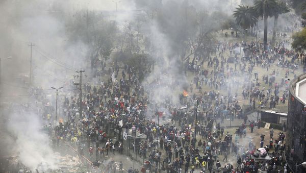Smoke and tear gas rises over La Casa de la Cultura as anti-government demonstrators begin to vacate the area, after clashes with the police in Quito - Sputnik International