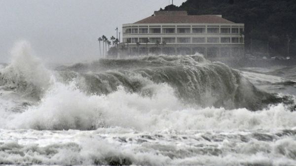 High waves pound a beach in Miyazaki, southwestern Japan as typhoon Krosa approaches the country in this photo taken by Kyodo August 13, 2019.  - Sputnik International