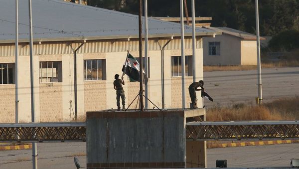 Free Syrian Army Raises Their Flag at Entrance to Tell Abiad - Sputnik International