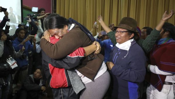 Indigenous leaders celebrates the announcement that the government cancelled an austerity package that triggered violent protests - Sputnik International