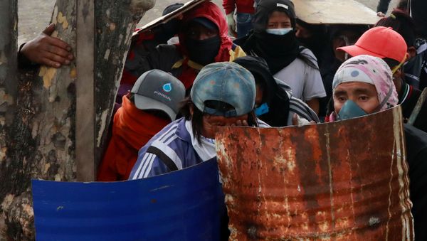 Demonstrators take cover during a protest against Ecuador's President Lenin Moreno's austerity measures, in Quito, Ecuador October 13, 2019 - Sputnik International
