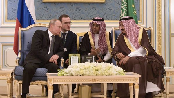 Russian President Vladimir Putin and Saudi Arabia's King Salman bin Abdulaziz Al Saud attend a meeting at the Saudi Royal palace in Riyadh, Saudi Arabia - Sputnik International