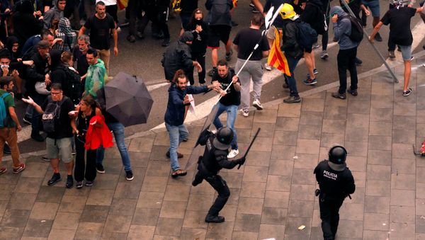 Protesters clash with police during a demonstration at Barcelona's airport, after a verdict in a trial over a banned independence referendum, Spain October 14, 2019 - Sputnik International