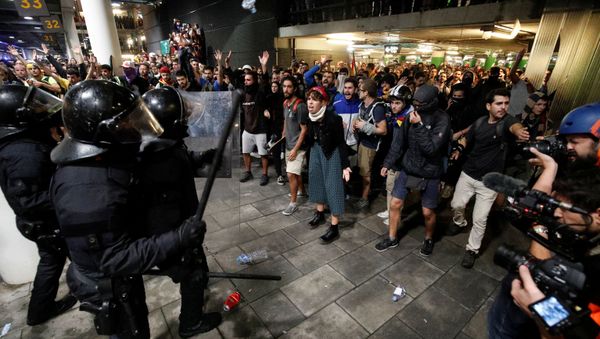 Protesters clash with police officers as they demonstrate at the airport, after a verdict in a trial over a banned independence referendum, in Barcelona, Spain October 14, 2019 - Sputnik International