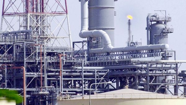 A Saudi Aramco Shell oil refinery in Jubail, Saudi Arabia, is seen in this Tuesday, June 1, 2004 file photo A Saudi Aramco Shell oil refinery in Jubail, Saudi Arabia, is seen in this Tuesday, June 1, 2004 file photo - Sputnik International