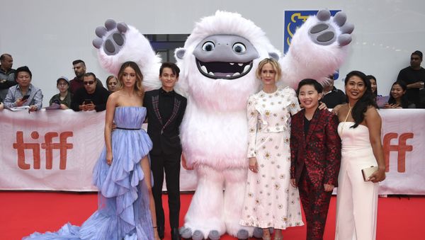 Actors Chloe Bennet, from left, Tenzing Norgay Trainor, Sarah Paulson, Albert Tsai and Michelle Wong pose with the character Everest from Abominable during the film's premiere on day three of the Toronto International Film Festival at Roy Thomson Hall on Saturday, Sept. 7, 2019, in Toronto - Sputnik International