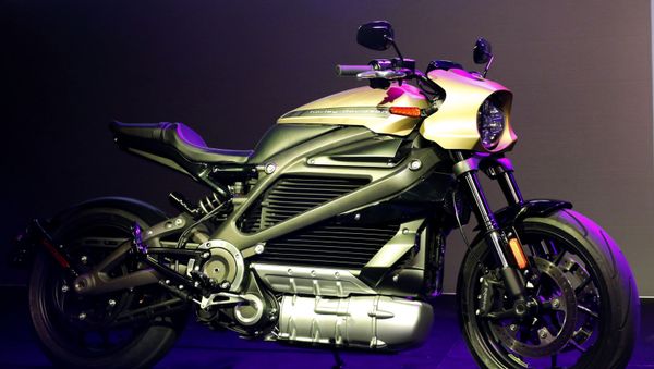 In this Jan. 7, 2019, file photo a Harley-Davidson Motorcycles LiveWire electric motorcycle is on display during a Panasonic news conference at CES International in Las Vegas. Harley-Davidson says it has stopped production and deliveries of its LiveWire electric motorcycle while it tries to figure out a problem that surfaced during a final quality check.  - Sputnik International