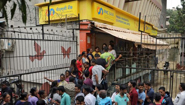 People wait outside a PMC (Punjab and Maharashtra Co-operative) Bank branch to withdraw their money in Mumbai, India, September 25, 2019 - Sputnik International