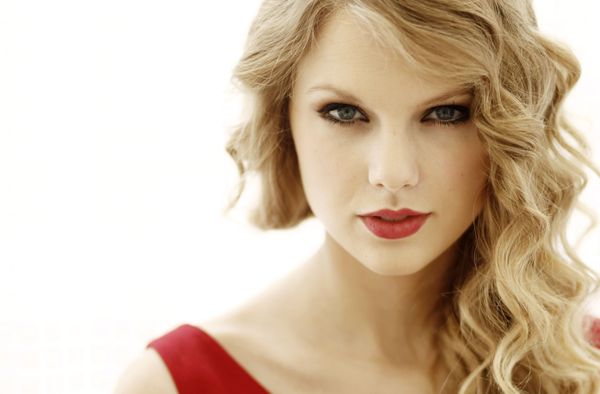 In this Sept. 22, 2010 photo, musician Taylor Swift poses for a portrait in West Hollywood, Calif. Swift's new album Speak Now will be released on Oct. 25, 2010. In this Sept. 22, 2010 photo, musician Taylor Swift poses for a portrait in West Hollywood, Calif. Swift's new album Speak Now will be released on Oct. 25, 2010. - Sputnik International