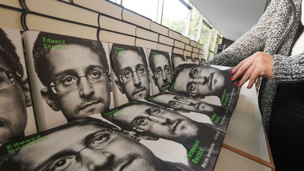 Copies of the book titled Permanent Record by US former CIA employee and whistleblower Edward Snowden are for sale on the sidelines of a video conference in that he spoke about the book on September 17, 2019 in Berlin - Sputnik International